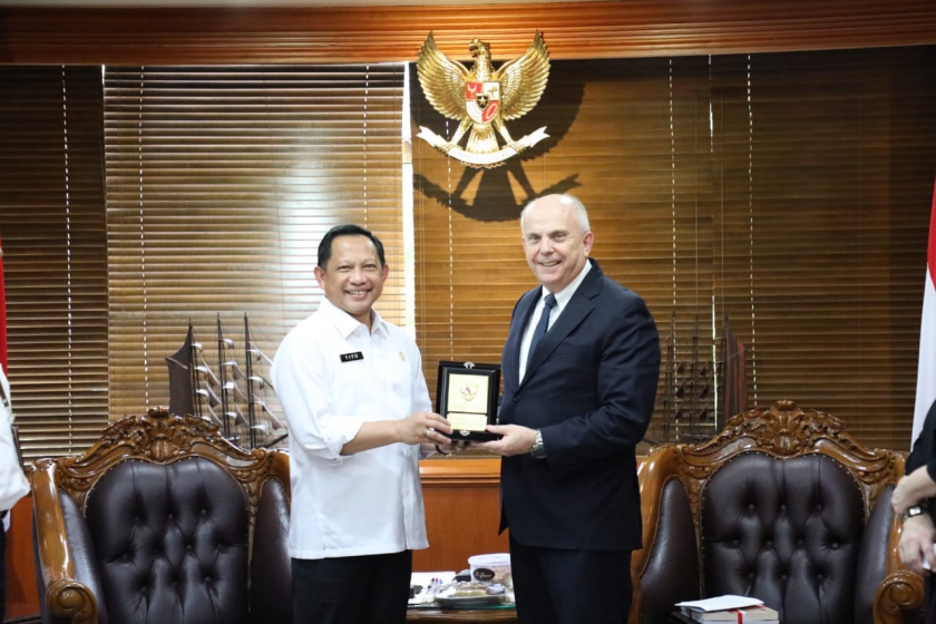 Duta Besar AS untuk RI, HE Joseph R Donovan Jr saat melakukan kunjungan kerja ke kantor Kementerian dalam Negeri (Kemendagri) dan bertemu dengan Menteri Tito Karnavian. ( Foto : Humas Kemendagri)