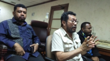 Yorrys Raweyai (tengah),Filep Wamafma (kiri),Ketua Pansus Papua (kiri), saat jumpa pers di Gedung DPD RI, Kompleks Parlemen, Jakarta, Jumat (31/1/2020) (Foto/Desse)