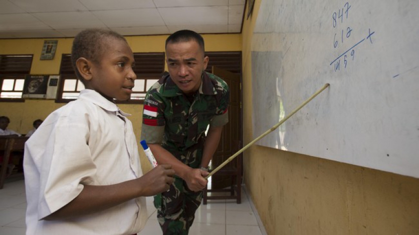 Foto TNI Mengajar di Pedalaman Papua. (foto-cnn-indonesia)