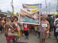 Peserta karnaval budaya yang dilaksanakan di kabupaten Manokwari menyongsong HUT Pekabaran Injil di tanah Papua pada 5 Februari 2020, Senin (3/2/2020). (Foto/Warpur)