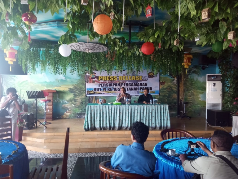 Kabid Humas Polda Papua Barat AKBP Mathias Krey jumpa wartawan menyampaikan titik pengamanan pada puncak HUT Pekabaran Injil di Pulau Mansinam, Kabupaten Manokwari, Papua Barat, Selasa (4/2/2020). (Foto/Warpur)